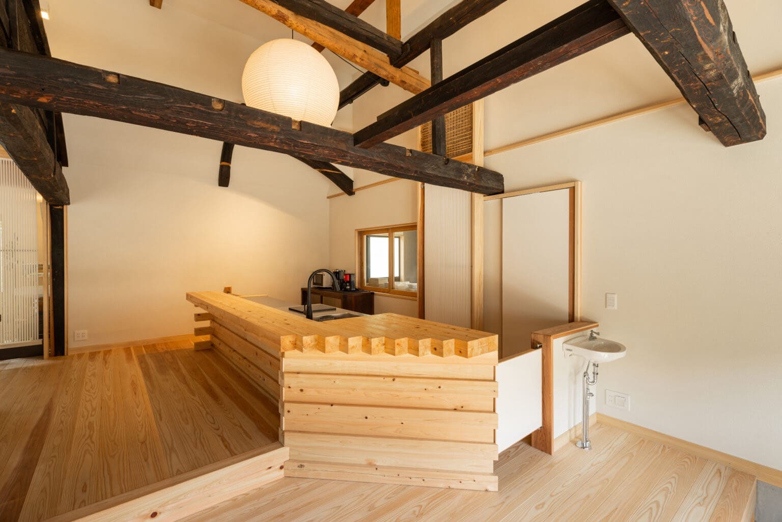 古い構造体と新しい内装